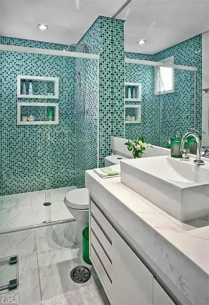 decoração para banheiro com pastilha verde e nichos embutidos Foto Pinterest