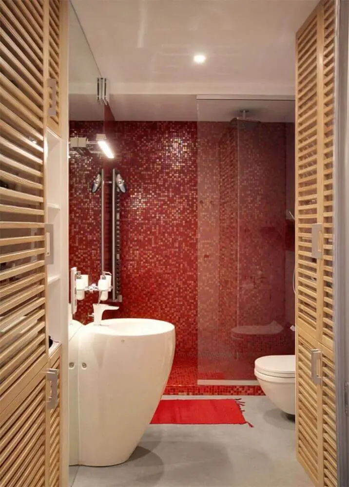 decoração para banheiro com pastilha vermelha Foto The Holk