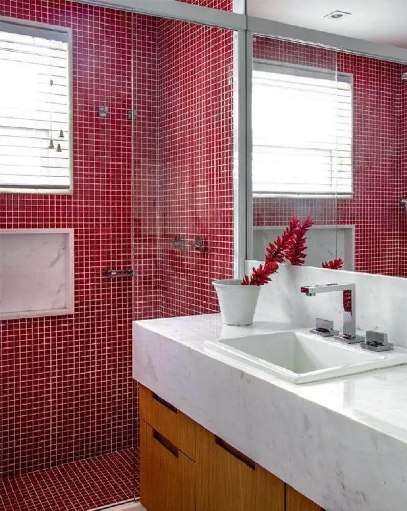 decoração para banheiro com pastilha vermelha e armário de madeira Foto The Holk