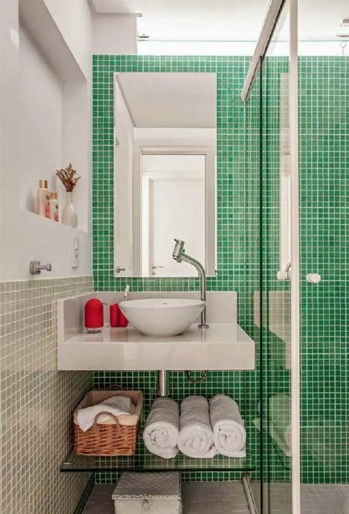 decoração para banheiro pequeno com pastilha verde e bege Foto Dycas da Carla