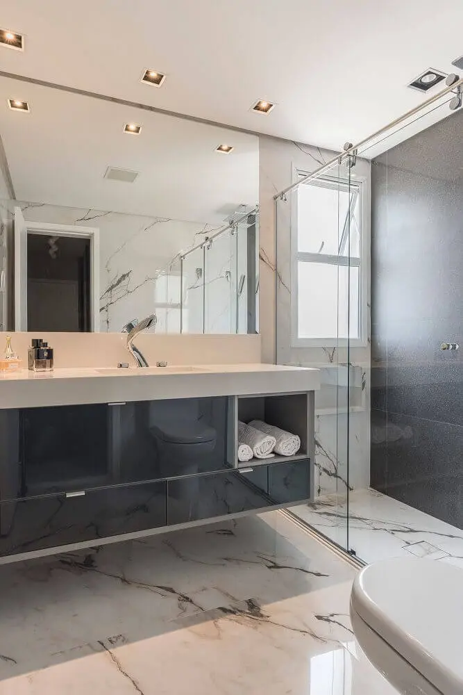 decoração para banheiro planejado com armário preto Foto Idealizzare Arquitetura