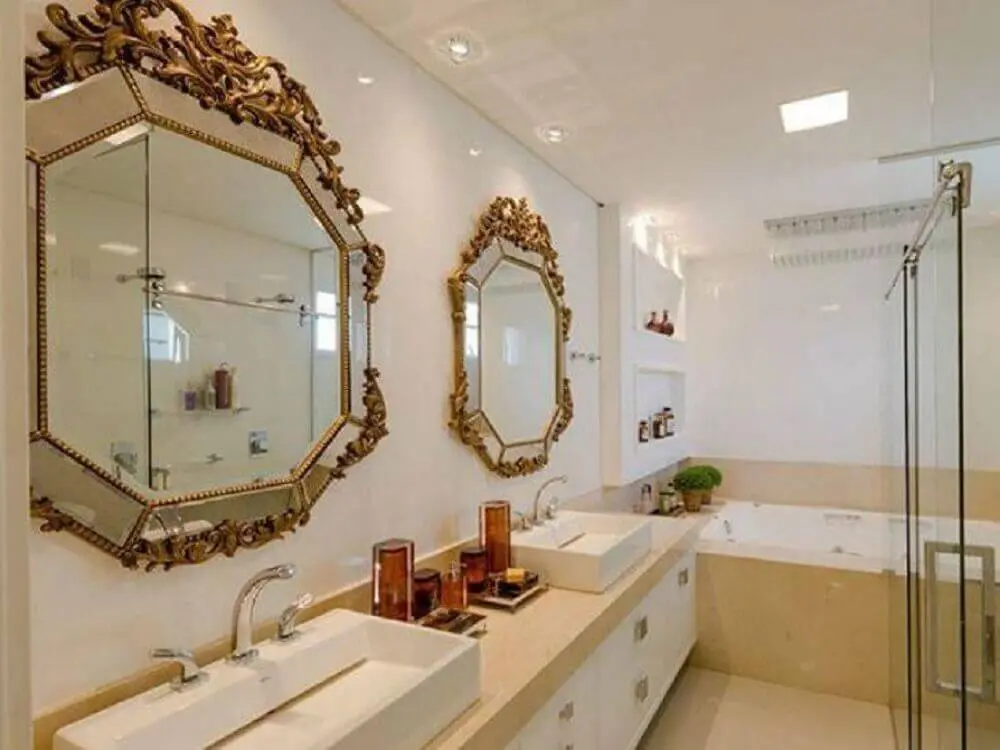 decoração para banheiro planejado com espelho estilo provençal Foto Adriana Piva Arquitetura