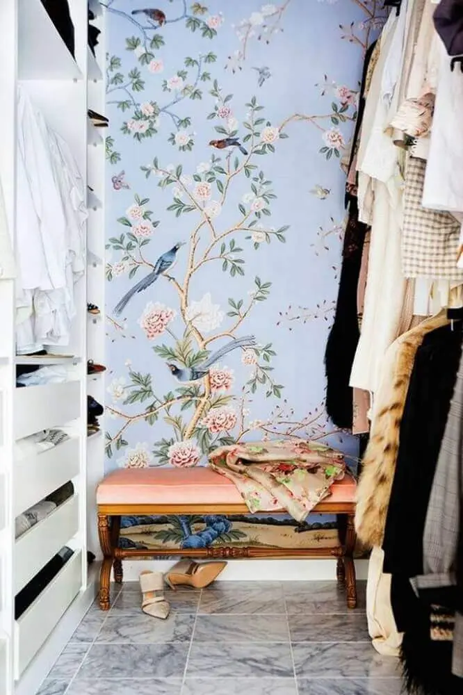 decoração para closet com papel de parede de flores Foto Homeology