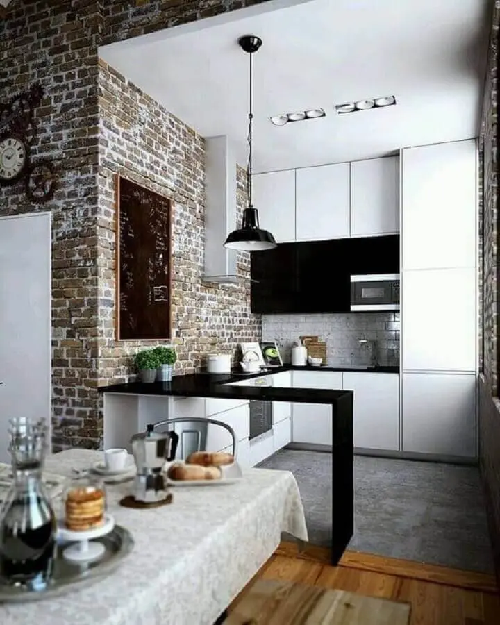 decoração para cozinha americana planejada pequena com armários brancos e parede de tijolo à vista Foto Pinterest