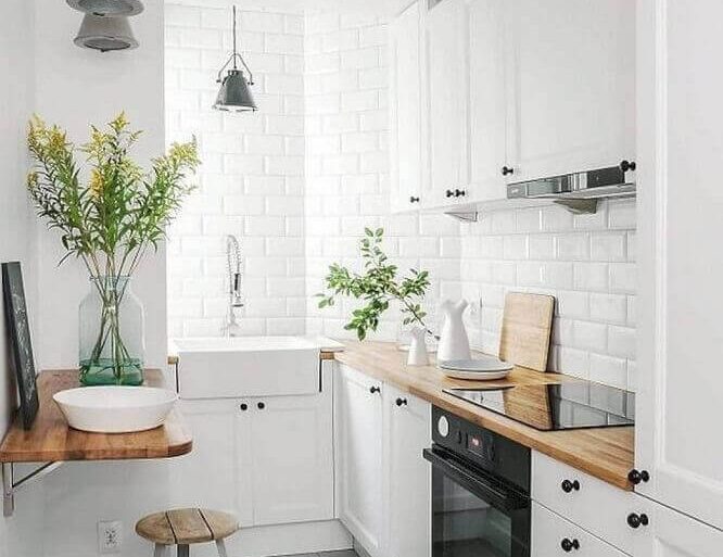 decoração para cozinha compacta com cooktop armários brancos e subway tile Foto Gescultura