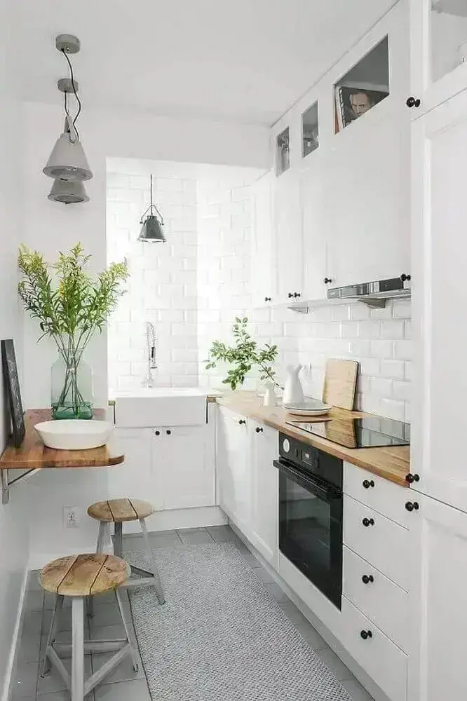 decoração para cozinha compacta com cooktop armários brancos e subway tile Foto Gescultura