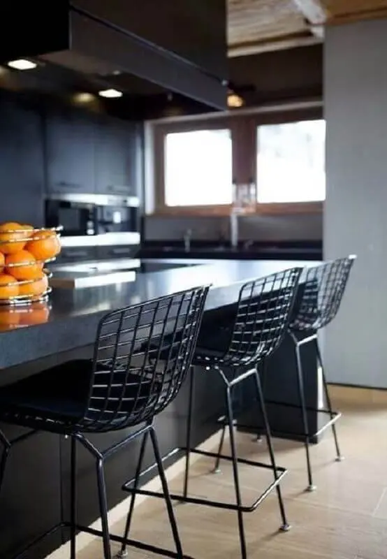 decoração para cozinha preta com banquetas para cozinha com design amarado Foto Neu dekoration stile