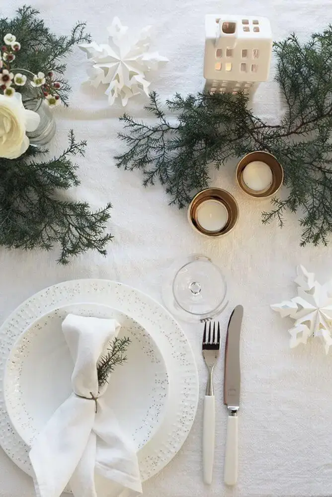 decoração para mesa de natal com enfeites natalinos brancos e ramos de plantas Foto Yandex