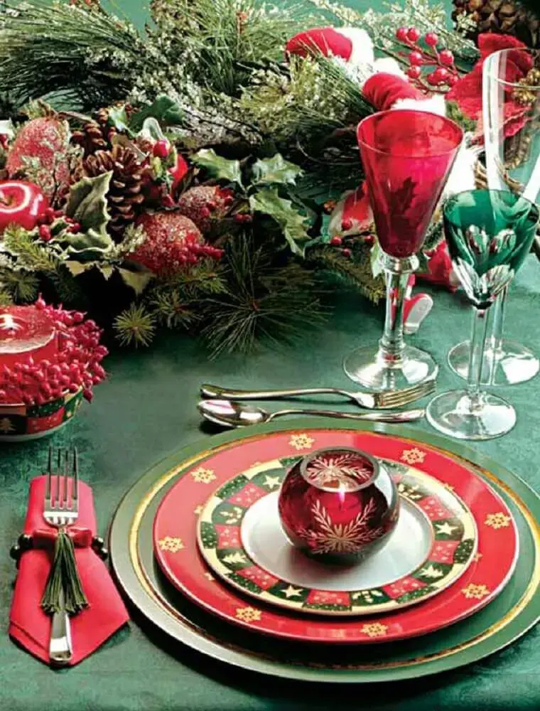 decoração para mesa natalina com louça estampada e arranjos de natal com pinhas e plantas Foto Pinterest