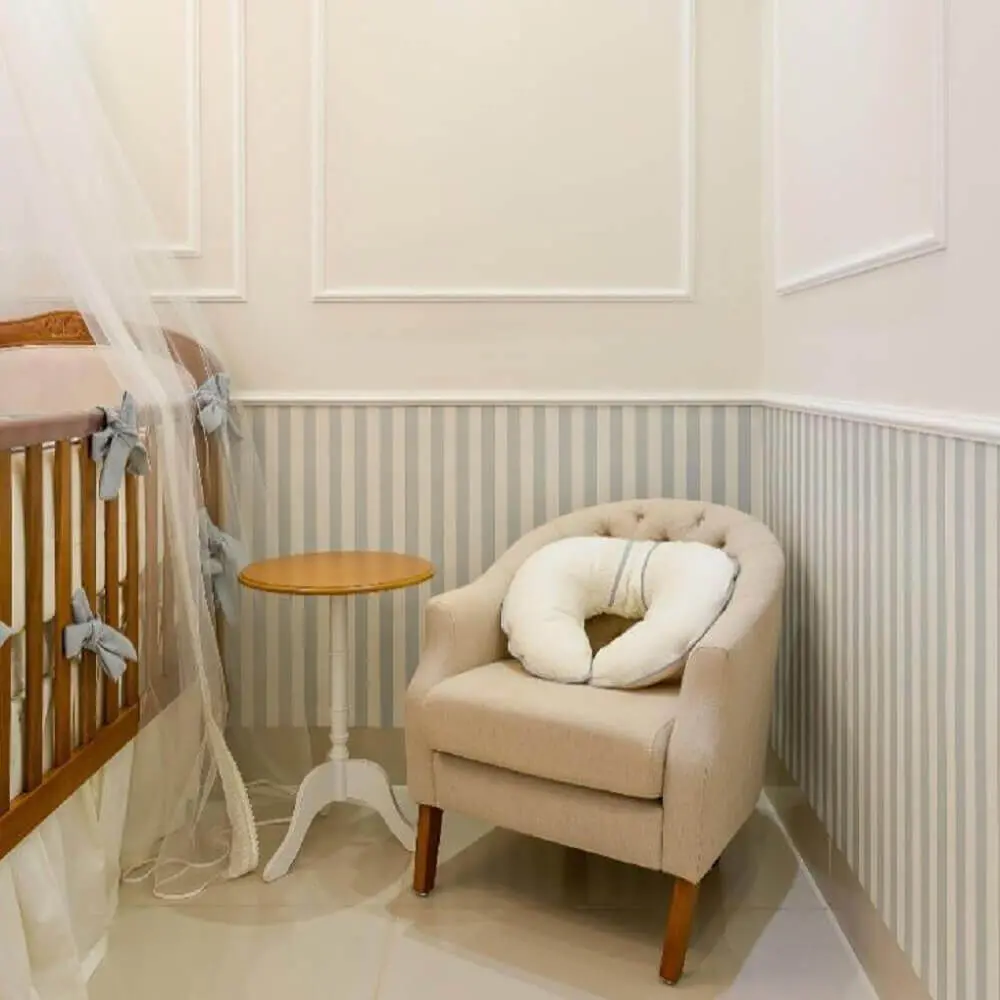 decoração para quarto de bebê com boiserie e papel de parede listrado Foto Dayane Moreschi