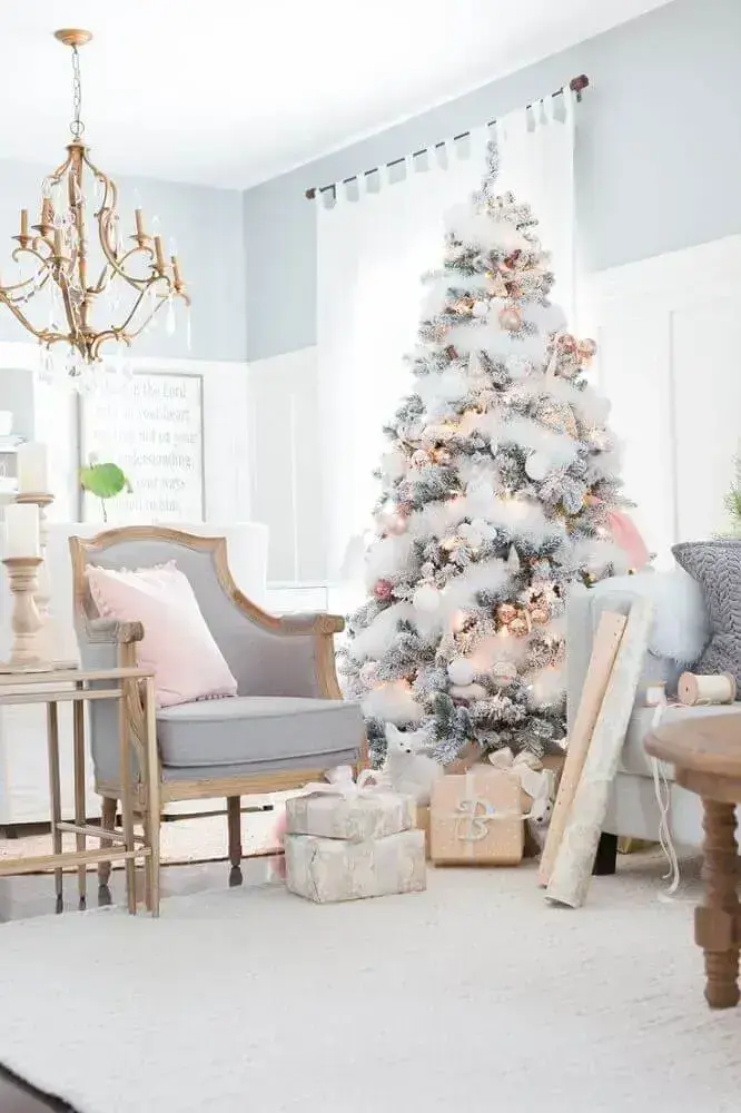 decoração para sala com tons neutros e árvore de natal branca Foto Azra Magazin