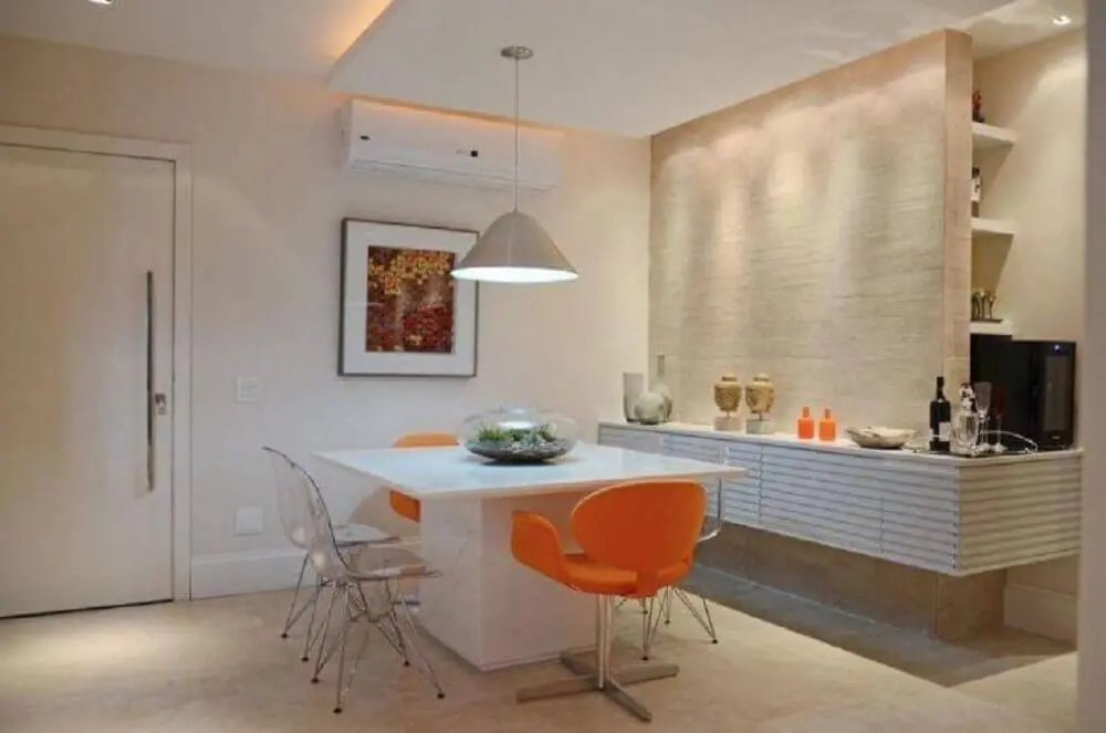 decoração para sala de jantar moderna com cadeira laranja Foto FPR Studio
