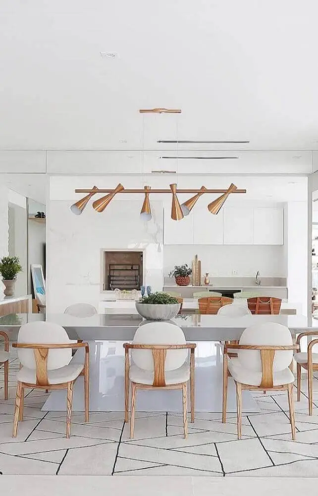 decoração para sala de jantar moderna com pendente cobre e cadeiras de madeira Foto The Holk