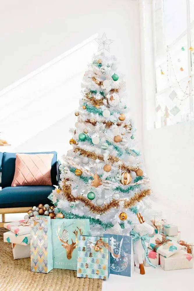decoração para árvore de natal branca com bolas azuis verdes douradas e prata Foto Pinterest