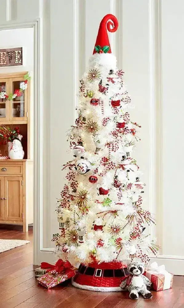 decoração para árvore de natal branca com chapéu vermelho na ponta Foto Pinterest