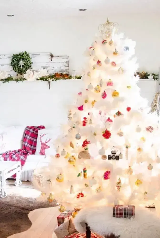decoração para árvore de natal branca com enfeites coloridos Foto Assetproject