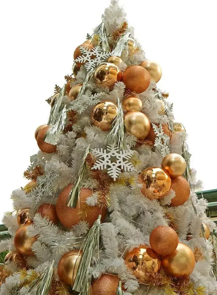 decoração para árvore de natal branca com enfeites dourados Foto 123RF