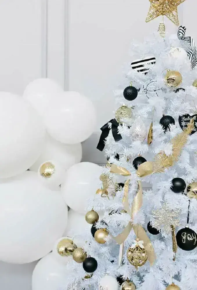 decoração para árvore de natal branca com enfeites pretos e dourados Foto Pinterest