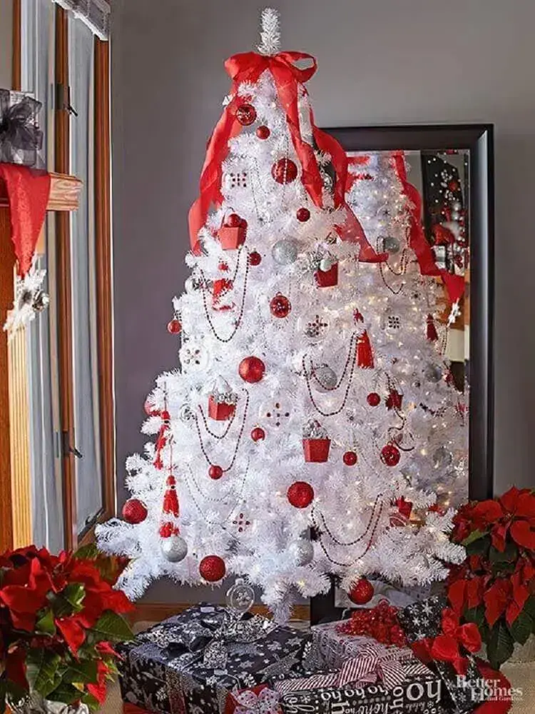 Linda decoração para árvore de natal branca com enfeites vermelhos
