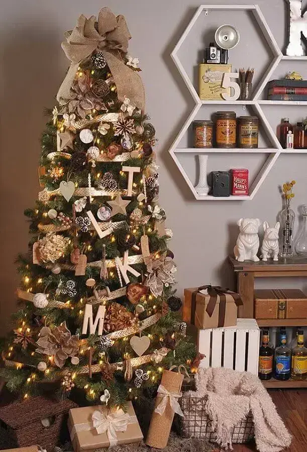 decoração para árvore de natal dourada Foto Brine