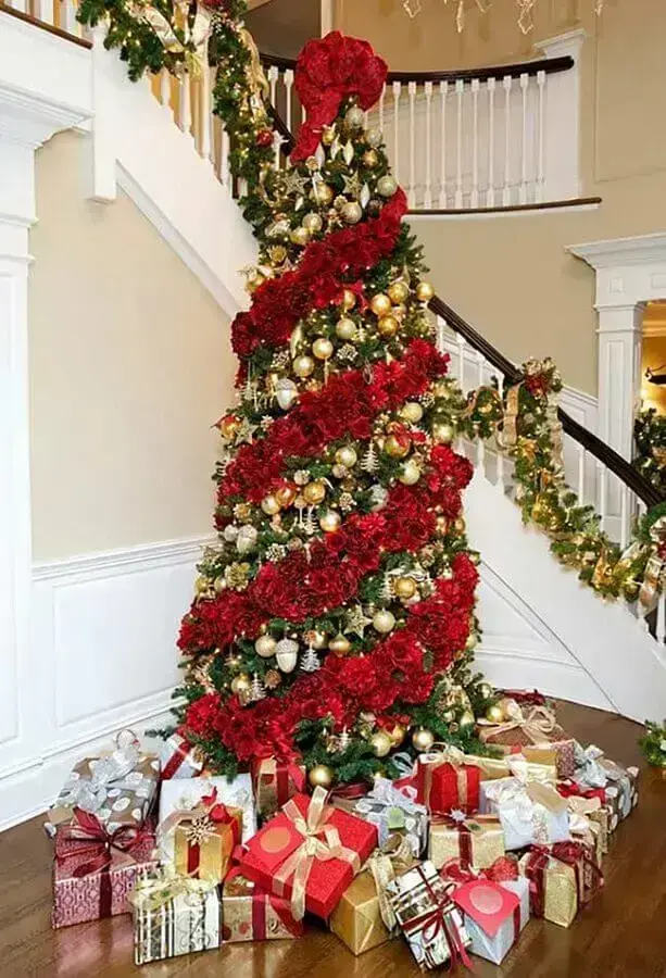 decoração para árvore de natal vermelha e dourada Foto Madly Fashionable