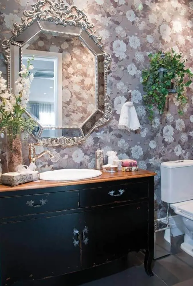 decoração provençal para banheiro com papel de parede floral Foto Hall Arquitetura