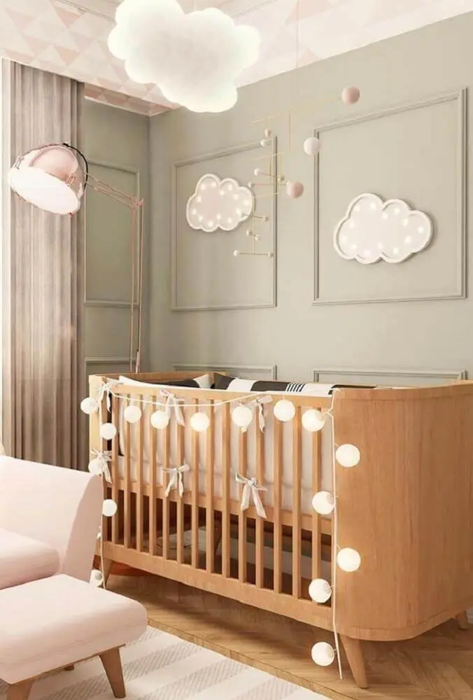 decoração quarto de bebê com berço de madeira e boiserie Foto The Holk