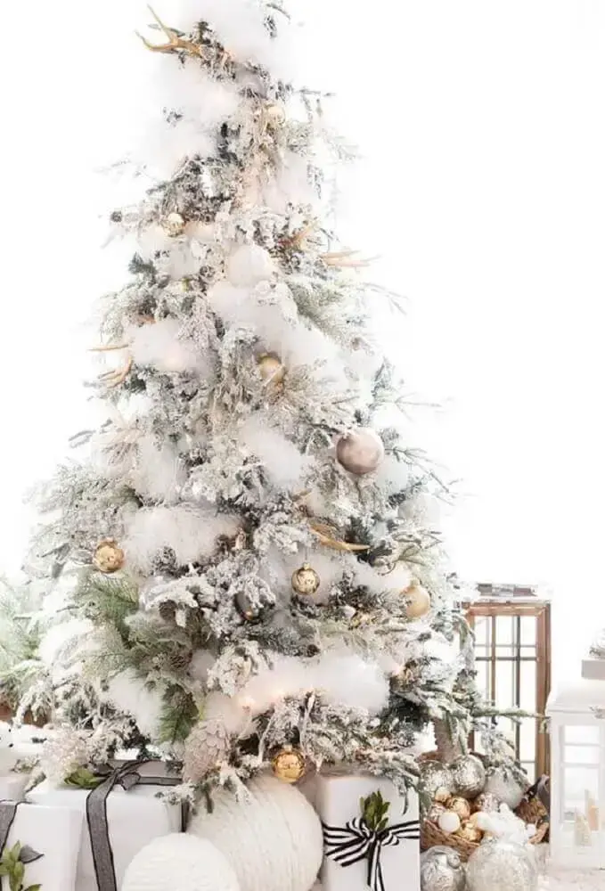 decoração rústica com árvore de natal branca Foto Camilla Bellini