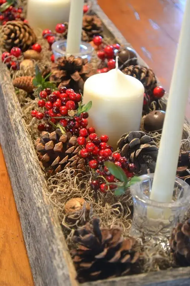 decoração rústica feita com arranjos de natal com velas e pinhas Foto Leka Guimarães