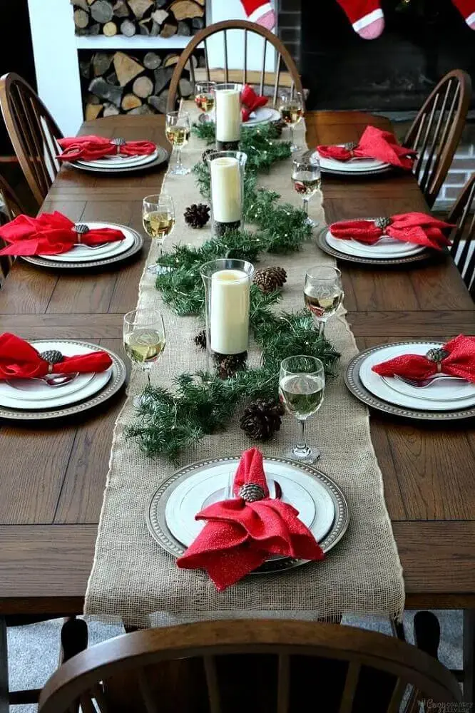 decoração rústica para mesa de natal simples com velas e pinhas Foto Pinterest