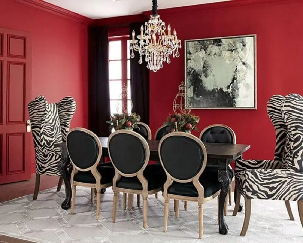 decoração sala de jantar com paredes vermelhas e poltronas com estampa de zebra Pinterest
