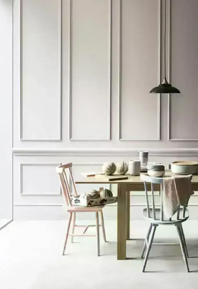 decoração sala de jantar minimalista com boiserie e mesa de madeira Foto Pinterest