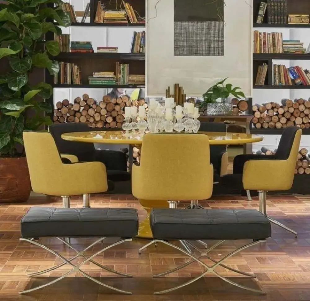 decoração sala de jantar moderna com cadeiras e mesa amarela Foto Lider Interiores