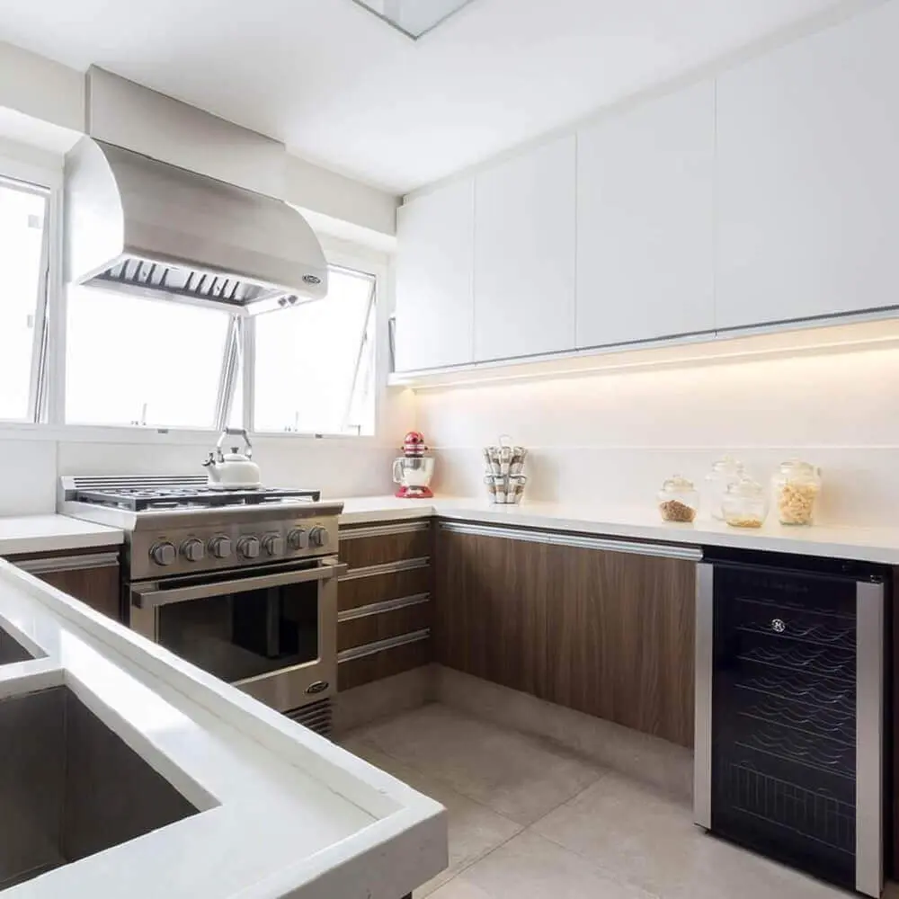 decoração simples com armário de cozinha planejado branco Foto BMG Arquitetura