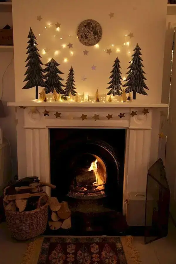 decoração simples com luzes de natal e estrelas douradas Foto Fireplace Ideas