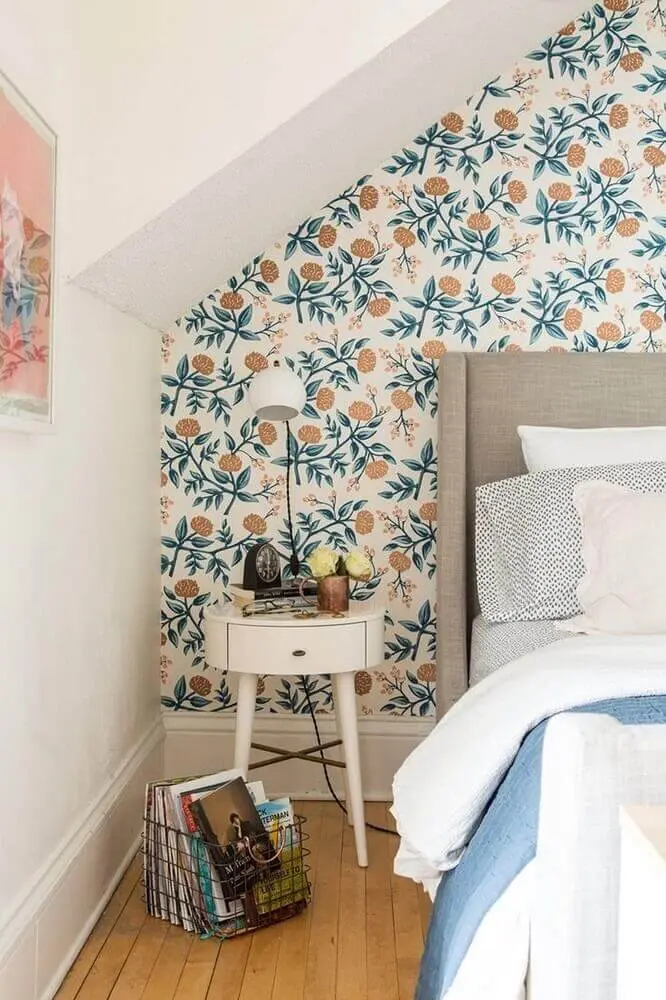 decoração simples com papel de parede floral para quarto Foto Pinterest