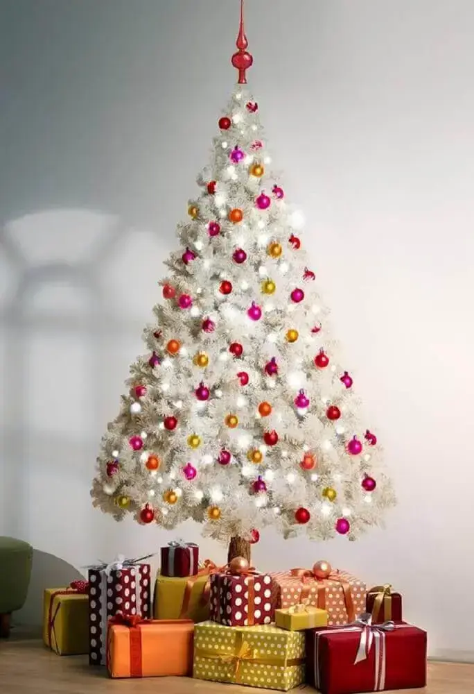 decoração simples com árvore de natal branca com bolas coloridas Foto Assetproject
