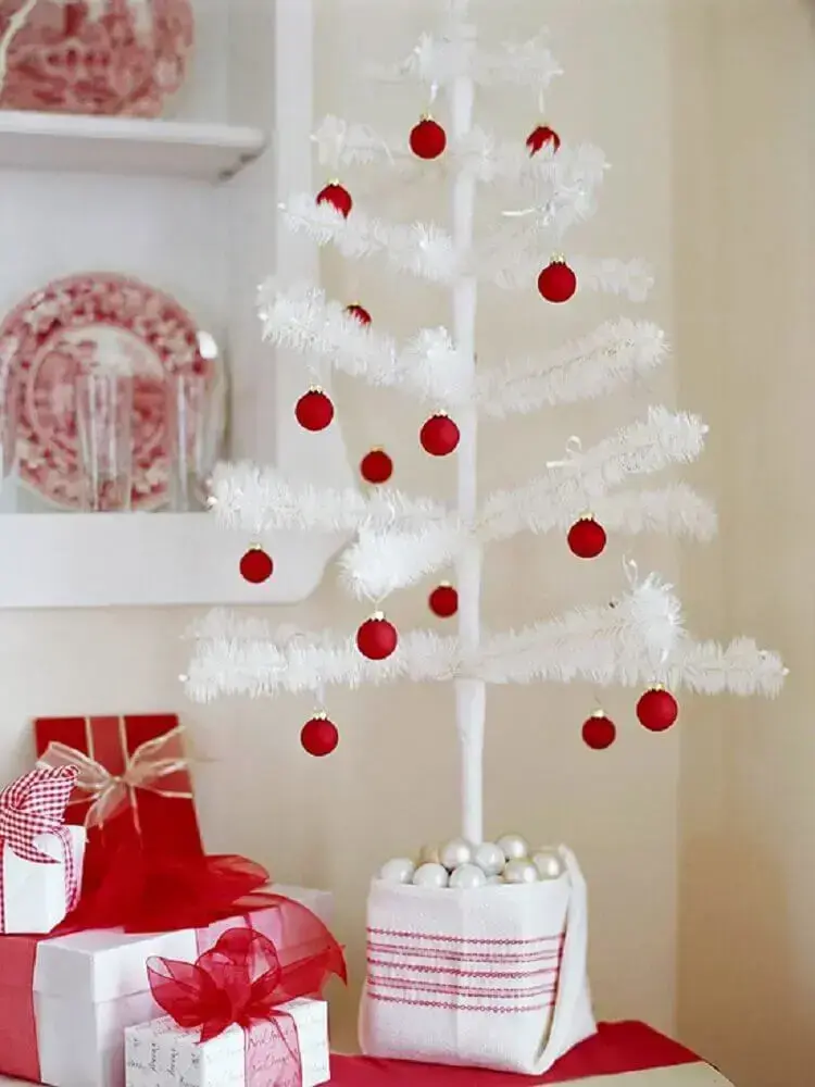 decoração simples com árvore de natal pequena com bolas vermelhas Foto Modern Furniture