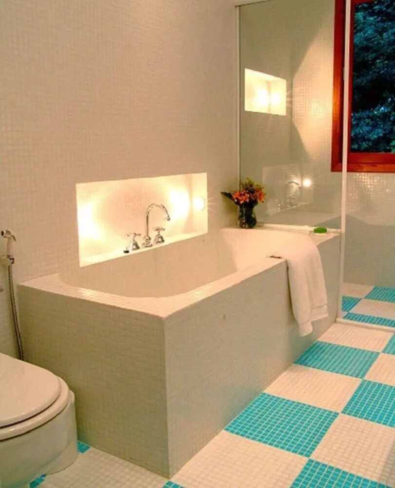 decoração simples para banheiro com pastilha azul e branca nas paredes e piso Foto Adriana Tupinambá