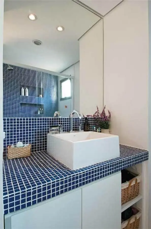decoração simples para banheiro com pastilha azul na bancada Foto Criando com Design