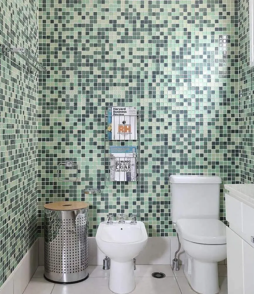 decoração simples para banheiro com pastilha de vidro em tons de verde Foto Taiane Falk