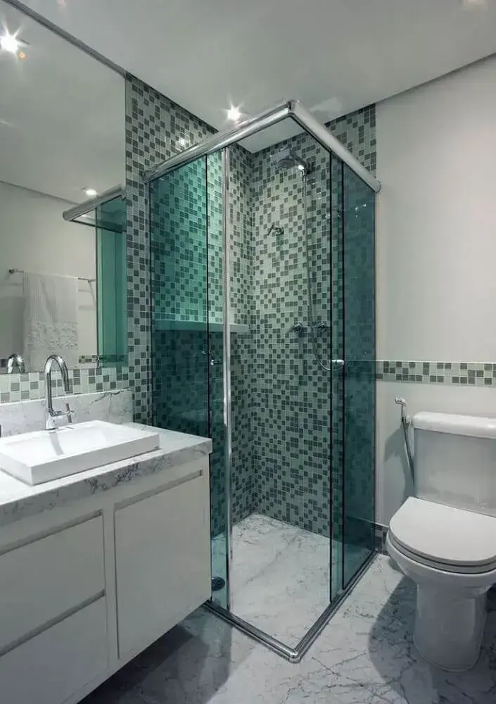 decoração simples para banheiro com pastilha verde e gabinete branco Foto Unike Vidros