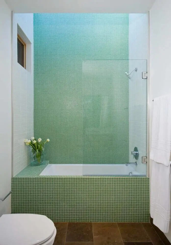 decoração simples para banheiro pequeno com pastilha verde Foto One Kindesign