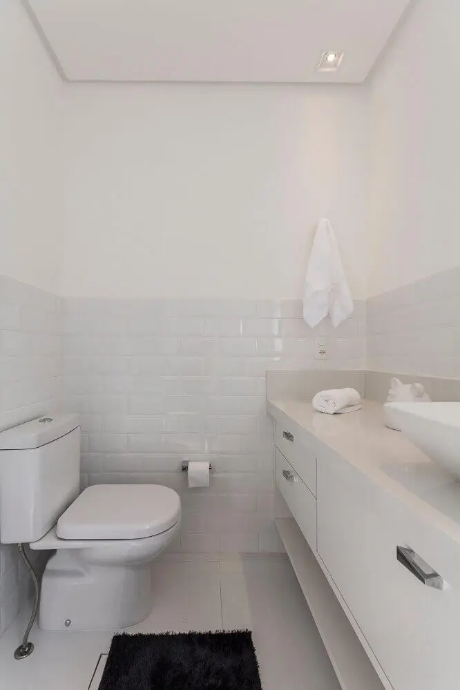 decoração simples para banheiro planejado com azulejo branco Foto Idealizzare Arquitetos