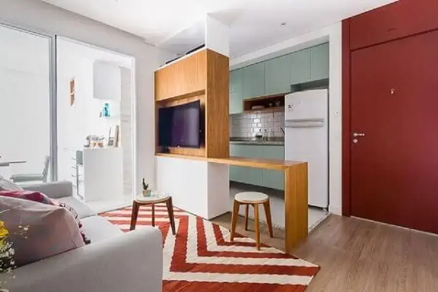 decoração simples para cozinha americana com sala com tapete vermelho e branco Foto Pinterest