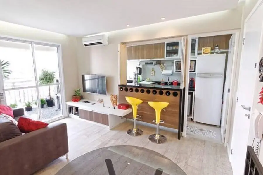 decoração simples para cozinha americana com sala de estar e banquetas amarelas Foto Pinterest