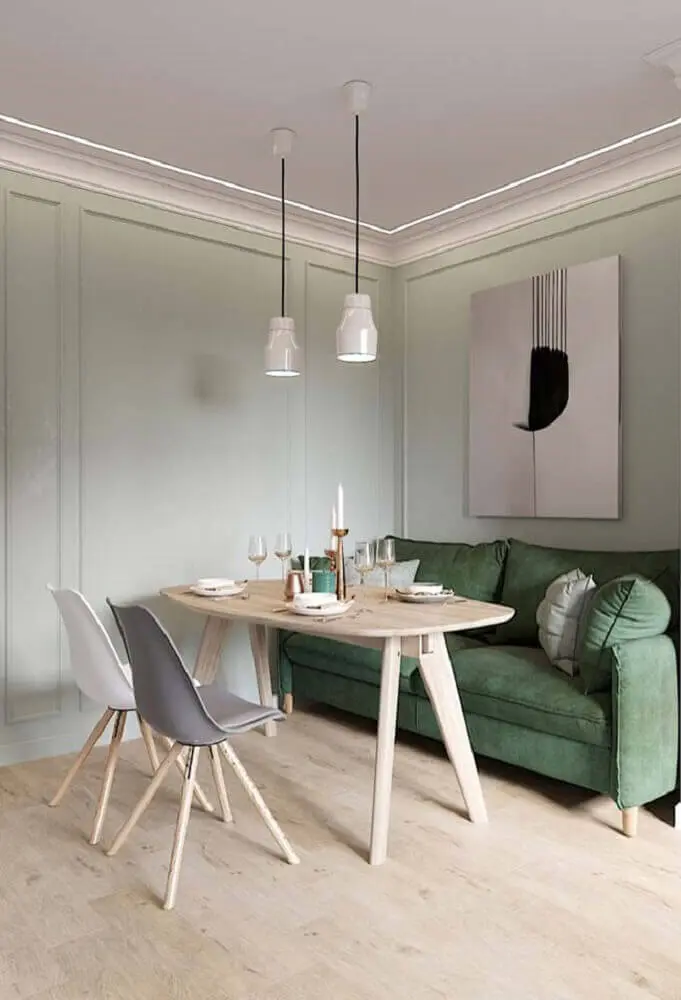 decoração simples para sala com boiserie e sofá verde Foto Pinterest