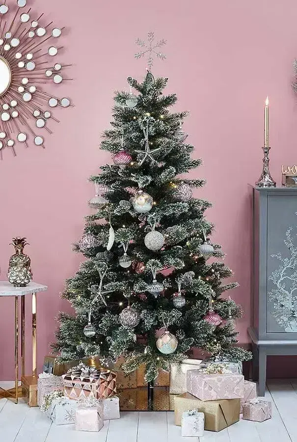 decoração simples para árvore de natal com bolas prateadas Foto Pinterest