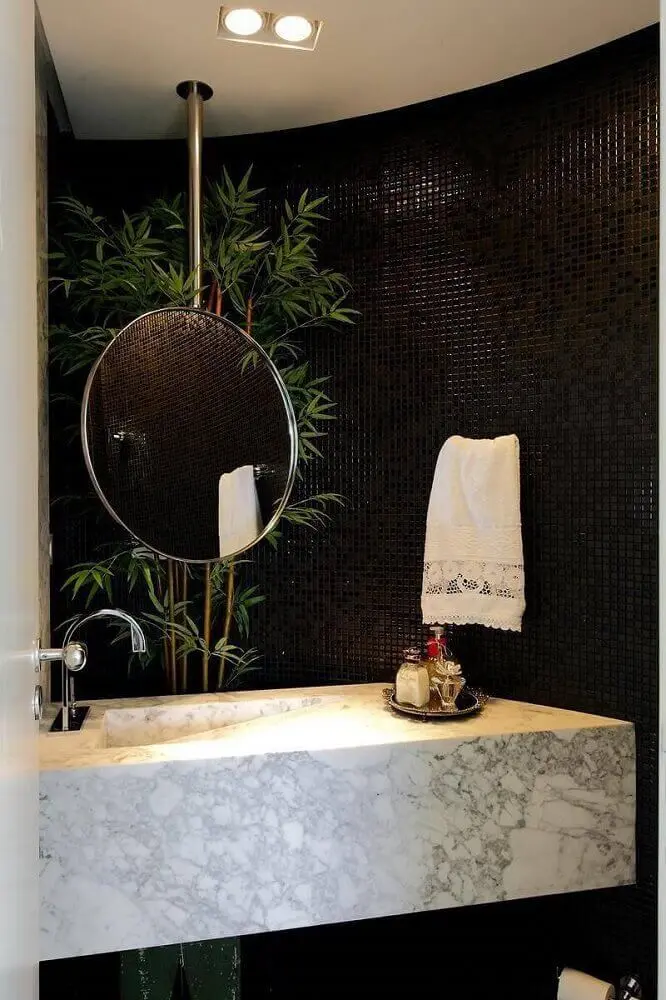 decoração sofisticada para banheiro com pastilha preta e pia esculpida na pedra Foto Rodrigo Fonseca