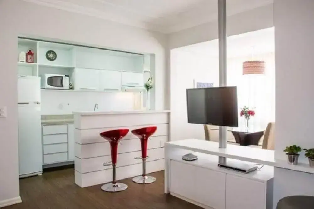 decoração toda branca para cozinha americana com sala de estar com bancadas vermelhas Foto Studio C. A. Arquitetura Consultoria